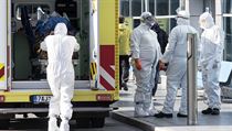 Zdravotníci nakládají pacienta do sanitky na pražském letišti Václava Havla. | na serveru Lidovky.cz | aktuální zprávy