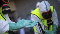 Členové španělské královské stráže vyrazili do ulic Madridu dezinfikovat.