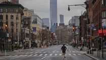 Běžec se pohybuje prázdnou 7. avenue ve městě New York.