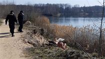 Nudisté se na Pardubicku opalovali u vody. Neměli roušky, místní na ně zavolali policii Policisté v pátek 28. března zasahovali na nudistické pláži na Pardubicku. | na serveru Lidovky.cz | aktuální zprávy