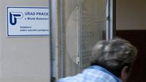 Kurzarbeit se dá využít v situaci, kdy firmy v potížích zkrátí zaměstnancům... Kurzarbeit se dá využít v situaci, kdy firmy v potížích zkrátí zaměstnancům...