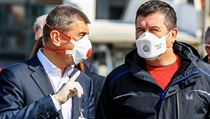 Chytré karanténě velí armáda. Do akce se zapojí 253 vojáků a 82 kusů techniky, říká Babiš Andrej Babiš a Jan Hamáček čekají na Letišti Václava Havla na přílet letadla se... | na serveru Lidovky.cz | aktuální zprávy
