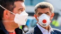 Andrej Babiš a Jan Hamáček čekají na Letišti Václava Havla na přílet letadla se... | na serveru Lidovky.cz | aktuální zprávy