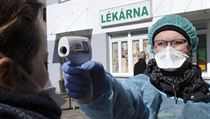 Měření teploty u vstupu do pardubické nemocnice. | na serveru Lidovky.cz | aktuální zprávy