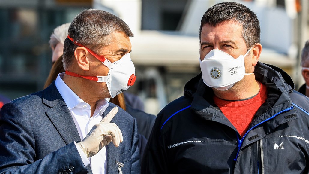 Andrej Babi a Jan Hamáek ekají na Letiti Václava Havla na pílet letadla se...