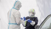 Zdravotníci Oblastní nemocnice Náchod v improvizovaném testovacím stanu. | na serveru Lidovky.cz | aktuální zprávy