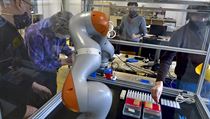 Robot Pipeťák z ČVUT pomůže Bulovce s testováním vzorků na koronavirus. Ulehčí práci laborantům Výzkumníci Českého institutu informatiky, robotiky a kybernetiky ČVUT v Praze a... | na serveru Lidovky.cz | aktuální zprávy