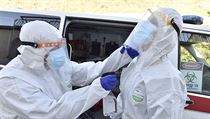 Armádní zdravotníci jednoho z odběrových týmů, které v Jihomoravském kraji... | na serveru Lidovky.cz | aktuální zprávy