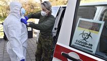 Armádní zdravotníci jednoho z odběrových týmů, které v Jihomoravském kraji...