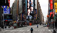 Prázdné námstí Times Square na newyorkském Manhattanu, kde nyní úadují...