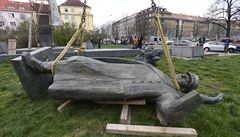 Praha 6 zaala 3. dubna 2020 ráno odstraovat pomník generála Ivana Stpanovie...