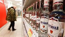 Muž si v supermarketu v Moskvě. vybírá alkohol. | na serveru Lidovky.cz | aktuální zprávy