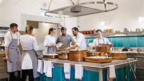 Kuchařský tým restaurace Kuchyň na Pražském Hradě. „Nemáme ani prostředky na... | na serveru Lidovky.cz | aktuální zprávy