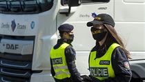 Policisté kontrolují 17. dubna 2020 před tunely Panenská na dálnici D8 u Knínic... | na serveru Lidovky.cz | aktuální zprávy