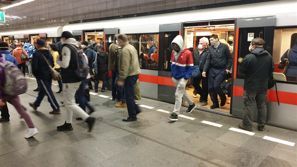 Stanice metra jsou opt plné lidí.