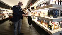 V pondělí otevřel také obchod se značkovým alkoholem a doutníky Warehouse na... | na serveru Lidovky.cz | aktuální zprávy