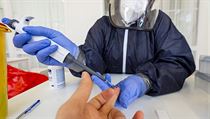 Zdravotnice odebírá krev z prstu na výstavišti Zahrady Čech v Litoměřicích. | na serveru Lidovky.cz | aktuální zprávy