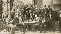 Společná fotografie hráčů a organizátorů šachového turnaje Mannheim 1914. Společná fotografie hráčů a organizátorů šachového turnaje Mannheim 1914.