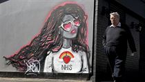 Miluji NHS. Muž v britském městě Redcar prochází kolem graffiti vyjadřujícího... | na serveru Lidovky.cz | aktuální zprávy