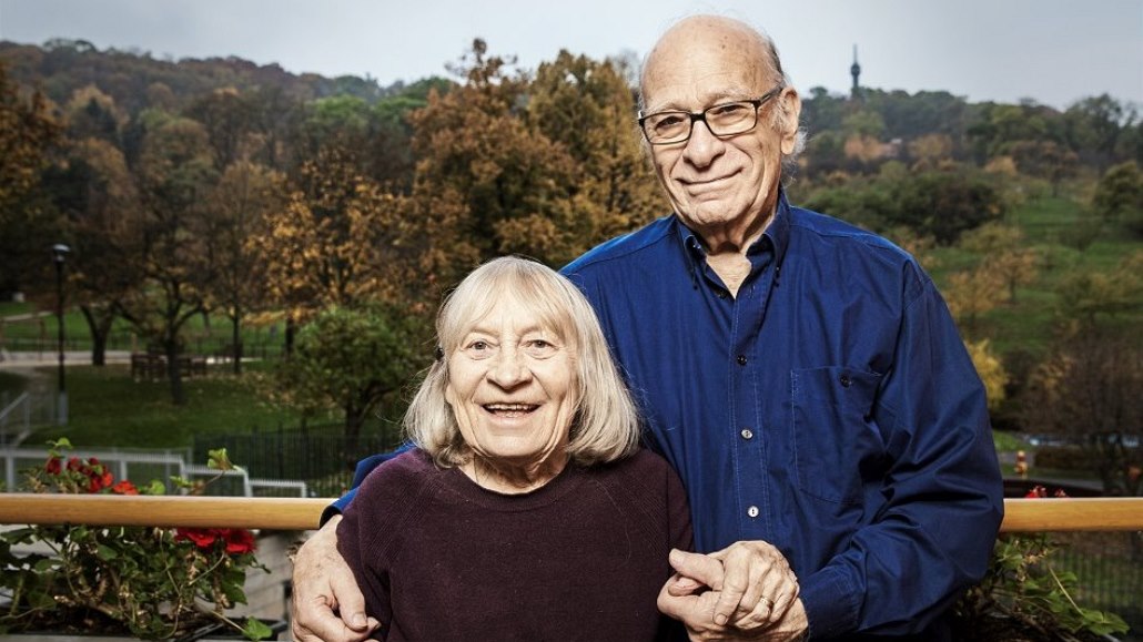 Gene Deitch se svou osudovou enou Zdenkou na balkon svého malostranského bytu...