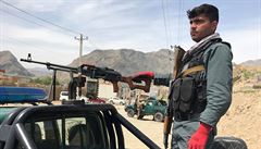Afghánský policista hlídkuje na míst útoku.