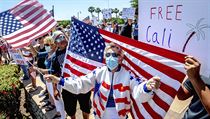 Demonstrace proti karanténním nařízením v Kalifornii 3. května.
