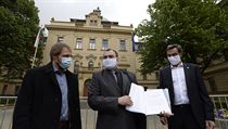 Zleva poslanec Petr Třešňák (Piráti), Jan Průha ze sdružení Pendleři bez hranic... | na serveru Lidovky.cz | aktuální zprávy