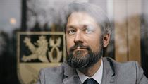 Armáda je odolná instituce, kde se poslouchají rozkazy, takže se nakazilo jen...