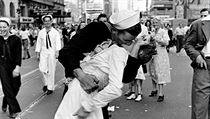 Fotografie nazvaná Kissing Soldier zachycuje dva naprosté cizince při polibku. | na serveru Lidovky.cz | aktuální zprávy