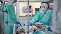 V nemocnicích je třeba zapojit další kapacity, lůžka s ventilátory jsou v Praze téměř zaplněná, řekl Prymula Na snímku Jan Beroušek (vpravo) vyšetřuje pacienta s covidem-19 | na serveru Lidovky.cz | aktuální zprávy