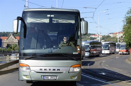 Kolem 50 zájezdových autobusů vyrazilo 12. května 2020 ráno na protestní jízdu... | na serveru Lidovky.cz | aktuální zprávy