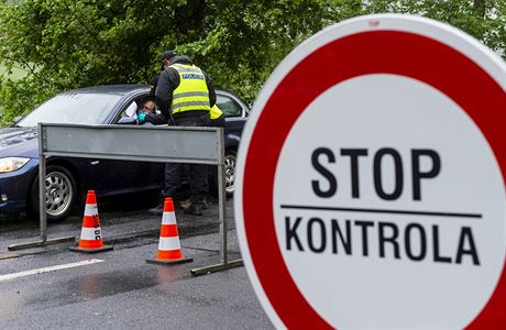 Policisté kontrolují vozidla projíždějící česko-německým hraničním přechodem... | na serveru Lidovky.cz | aktuální zprávy