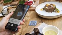 Možnost objednávky z mobilu přímo od stolu bez kontaktu s menu, na kterém se... | na serveru Lidovky.cz | aktuální zprávy