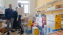Martin Balun (vlevo), hlavní projektový manažer společnosti Getberg předal dary... | na serveru Lidovky.cz | aktuální zprávy