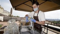 Restaurace Kuchyň na Pražském hradě se připravuje před otevřením zahradních... | na serveru Lidovky.cz | aktuální zprávy