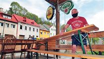 Hospodský Rostislav Čech v jáchymovské pivnici U Holanky připravuje... | na serveru Lidovky.cz | aktuální zprávy