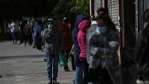 Španělé čekají ve frontě na výdej jídla od dobrovolníků v Madridu. | na serveru Lidovky.cz | aktuální zprávy