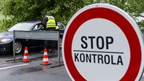 Policisté kontrolují vozidla projíždějící česko-německým hraničním přechodem... | na serveru Lidovky.cz | aktuální zprávy