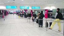Lidé na letišti důsledně dodržovali fronty. | na serveru Lidovky.cz | aktuální zprávy