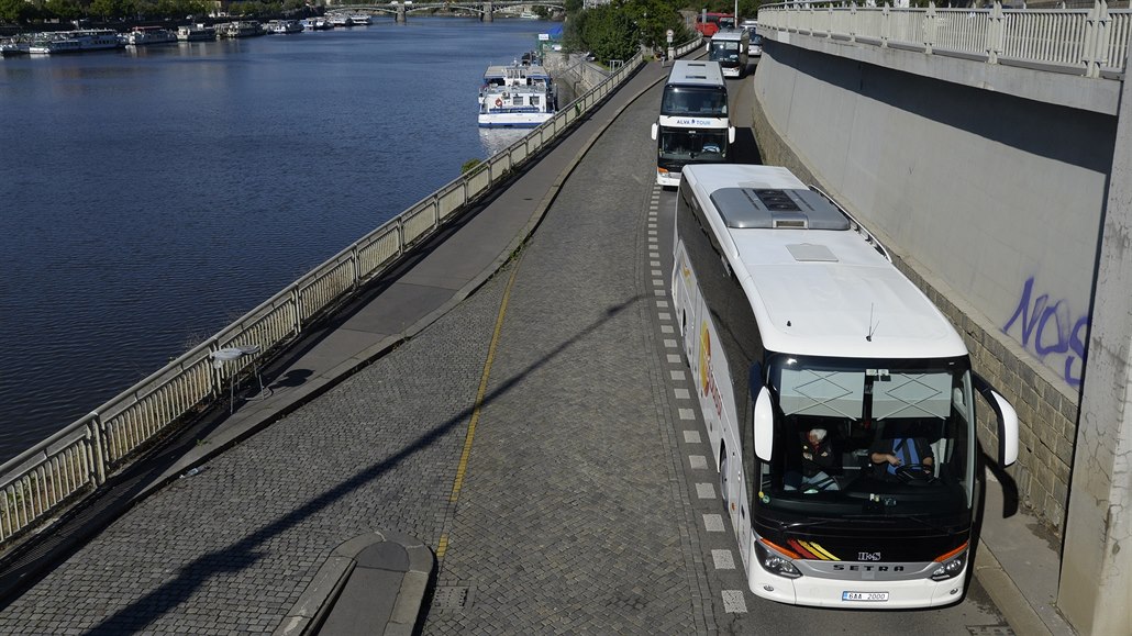 Kolem 50 zájezdových autobus vyrazilo 12. kvtna 2020 ráno na protestní jízdu...