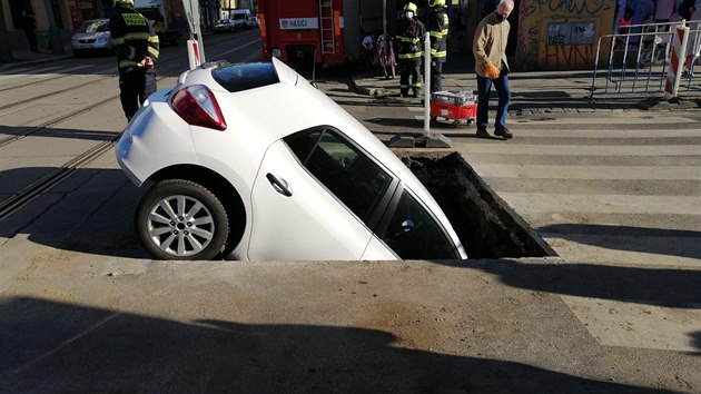 Auto v Praze zapadlo do výkopu.
