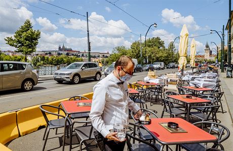 Zahrádky v uzavřeném jízdním pruhu na Smetanově nábřeží. | na serveru Lidovky.cz | aktuální zprávy