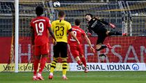 Bank Dortmundu Roman Buerki inkasuje od Roberta Lewandowskiho z Bayernu...