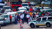 Slovenští navrátilci blokovali dálniční hraniční přechod s Rakouskem u... | na serveru Lidovky.cz | aktuální zprávy