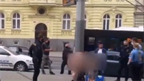 Policie dostala oznámení o 34letém naháči pohybujícím se po Americké třídě...