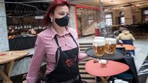 V restauraci Červený jelen v Hybernské ulici přivítali první hosty. V...