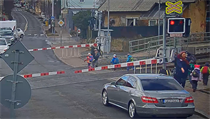 Tři ženy převádějí 13 dětí přes železniční přejezd v pražských Řeporyjích, i... | na serveru Lidovky.cz | aktuální zprávy