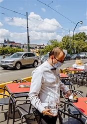 Co říkají restauratéři na testování na zahrádkách? Je to paskvil, asi nikdy nebyli v hospodě, vzkazují politikům Zahrádky v uzavřeném jízdním pruhu na Smetanově nábřeží. | na serveru Lidovky.cz | aktuální zprávy