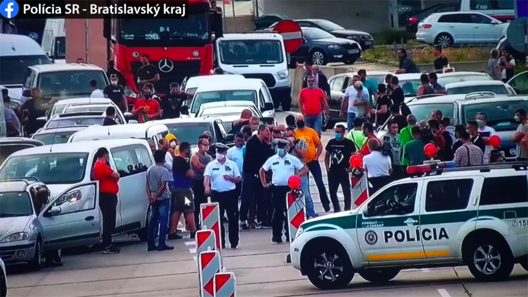 Sloventí navrátilci blokovali dálniní hraniní pechod s Rakouskem u...