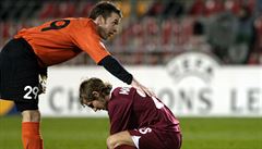 Jaromír Blaek a Miroslav Matuovi v zápase Sparta vs. Thun v prosinci 2005.